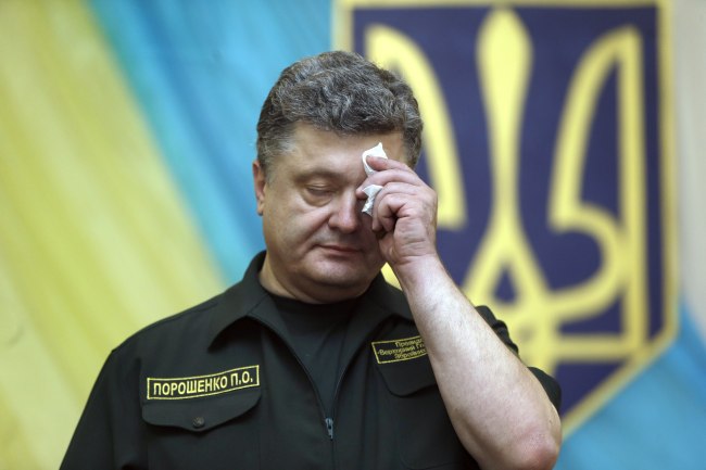 <YONHAP PHOTO-0061> Ukrainian President Petro Poroshenko attends a news conference in the southern coastal town of Mariupol, Ukraine, Monday, Sept. 8, 2014. Poroshenko made a surprise trip Monday to a key city in southeastern Ukraine as a cease-fire between Russian-backed rebels and Ukrainian troops appeared to be largely holding. (AP Photo/Sergei Grits)/2014-09-09 00:58:10/ <저작권자 ⓒ 1980-2014 ㈜연합뉴스. 무단 전재 재배포 금지.>
Ukrainian President Petro Poroshenko.    AP-Yonhap