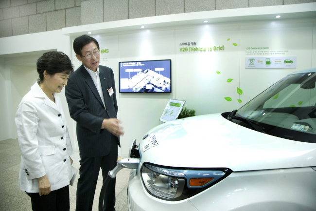 President Park Geun-hye and KEPCO CEO Cho Hwan-eik look at a Vehicle-to-Grid demonstration at KEPCO headquarters in Seoul on Tuesday.   KEPCO
