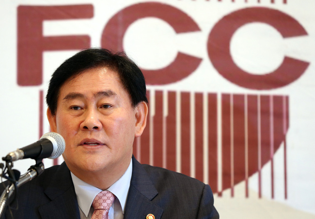Finance Minister Choi Kyung-hwan speaks to the foreign press on Korea’s economic policy in Seoul on Tuesday.   Yonhap