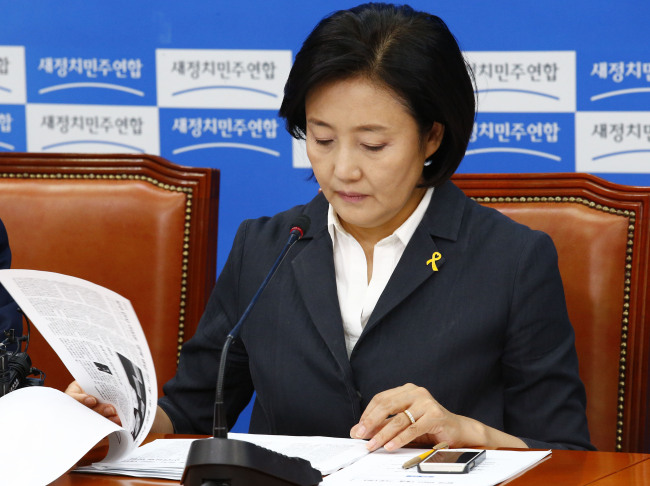 New Politics Alliance for Democracy interim chair Rep. Park Young-sun is seen reading news reports at a meeting last Friday, before the three-term lawmaker began avoiding public appearances last Sunday.   Yonhap