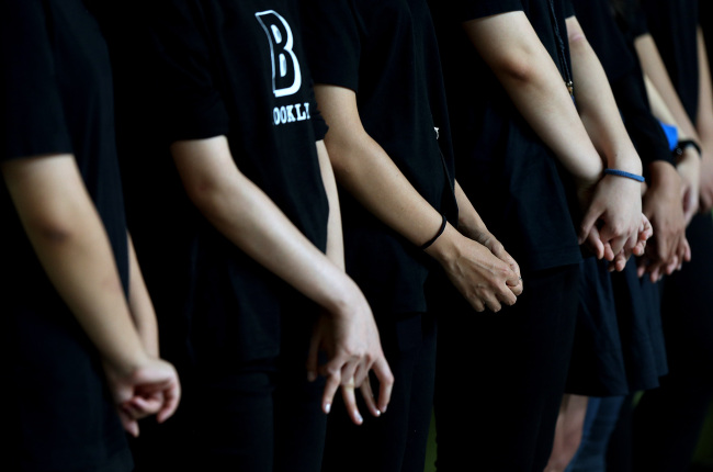 Students from the department of composition at Sookmyung Women’s University participate in a press conference on Monday, urging the school to dismiss two professors whom they accused of various abuses on students.   Yonhap
