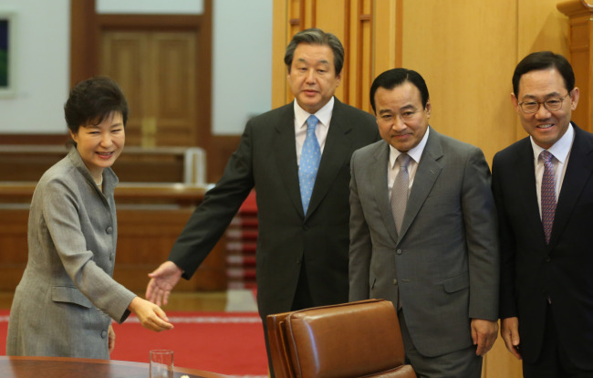 President Park Geun-hye greets leaders from the ruling Saenuri Party before their talks on key state issues at Cheong Wa Dae on Tuesday. They are party chairman Kim Moo-sung (second from left), floor leader Lee Wan-koo (third from left) and policy committee chief Joo Ho-young.   Yonhap
