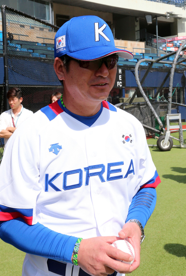 <YONHAP PHOTO-0823> <아시안게임 D-3> 운동장으로 나오는 류중일 감독 (서울=연합뉴스) 최재구 기자 = 인천아시안게임에 출전한 한국야구대표팀 류중일 감독이 16일 서울 잠실야구장에서 열린 첫 훈련에 참석하고 있다. 2014.9.16 jjaeck9@yna.co.kr/2014-09-16 14:28:31/ <저작권자 ⓒ 1980-2014 ㈜연합뉴스. 무단 전재 재배포 금지.>
Korea manager Ryu Joong-il   Yonhap