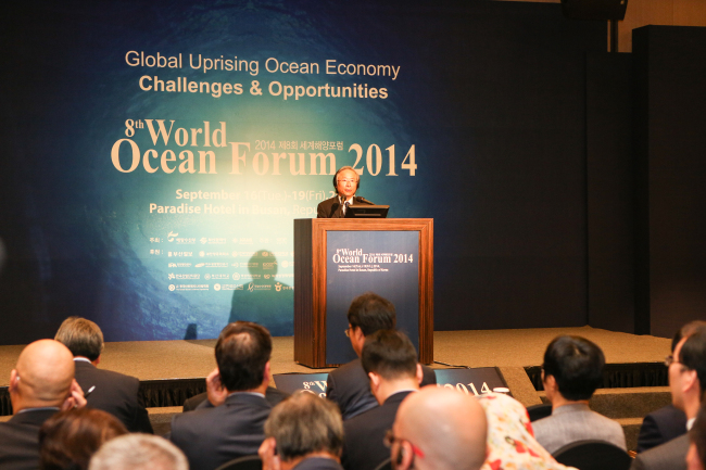 Oceans and Fisheries Minister Lee Ju-young makes a speech at the World Ocean Forum 2014 in Busan on Wednesday.   World Ocean Forum organizing committee