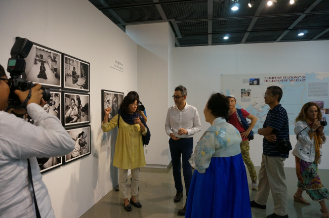 Photographer Kim Yung-hi explains about her work on the daily life of Lee Yong-su (right) and other former “comfort women,”  at the Daegu Photo Biennale in Daegu on Sept. 12.   Yonhap