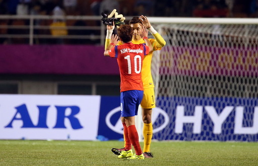 South Korean national football squad congratulate themselves after winning against Saudi Arabia in the Asiad on Wednesday. (Yonhap)