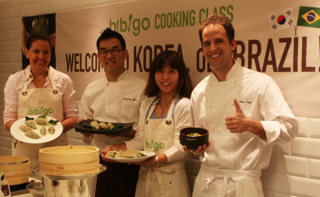 지난 17일 서울 중구 CJ제일제당센터 백설요리원에서 열린 <웰컴 투 코리아, 올라 브라질!(Welcome to Korea, Ola Brazil!)> 쿠킹클래스 참가자들과 셰프들이 완성된 요리를 선보이고 있다.
지난 17일 서울 중구 CJ제일제당센터 백설요리원에서 열린 <웰컴 투 코리아, 올라 브라질!(Welcome to Korea, Ola Brazil!)> 쿠킹클래스 참가자들과 셰프들이 완성된 요리를 선보이고 있다.
지난 17일 서울 중구 CJ제일제당센터 백설요리원에서 열린 <웰컴 투 코리아, 올라 브라질!(Welcome to Korea, Ola Brazil!)> 쿠킹클래스 참가자들과 셰프들이 완성된 요리를 선보이고 있다.
