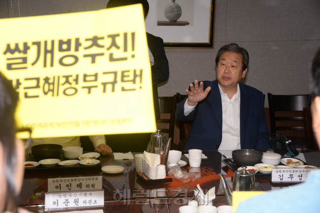 18일오전 국회 의원회관에서 정부와 새누리당의 쌀 관세화 당정협의에 농민단체 관계자들이 회의장에 난입해 구호를 외치자 김무성새누리당대표가  자제를 당부하고 있다.회의는 농민단체 관계자들이 계란과 고춧가루를 뿌리면서 곧바로 중단됐다.이날 당정에는 당정에는 새누리당 김무성 대표와 이인제 최고위원 등 여당 농해수위 소속 위원들이 참석했고 정부 측에서는 농림부 이동필 장관과 실무진 등 10여 명이 참석했다.<br />이길동기자.gdlee@heraldcorp.com
18일오전 국회 의원회관에서 정부와 새누리당의 쌀 관세화 당정협의에 농민단체 관계자들이 회의장에 난입해 구호를 외치자 김무성새누리당대표가  자제를 당부하고 있다.회의는 농민단체 관계자들이 계란과 고춧가루를 뿌리면서 곧바로 중단됐다.이날 당정에는 당정에는 새누리당 김무성 대표와 이인제 최고위원 등 여당 농해수위 소속 위원들이 참석했고 정부 측에서는 농림부 이동필 장관과 실무진 등 10여 명이 참석했다.
이길동기자.gdlee@heraldcorp.com