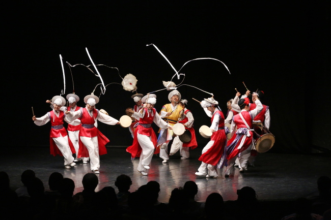 A scene from the National Theater of Korea’s upcoming traditional dance performance “Mupung.”   National Theater of Korea