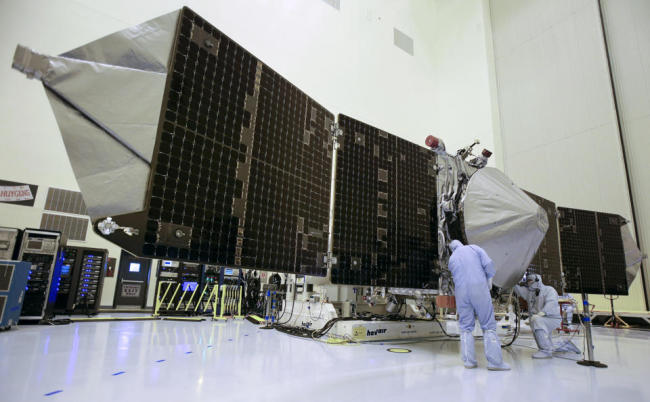 Technicians work on Maven in September 2013.   AP-Yonhap