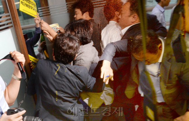 18일오전 국회 의원회관에서 정부와 새누리당의 쌀 관세화 당정협의에 농민단체 관계자들이 회의장에  구호를 외치며 난입  계란과 고춧가루를 뿌리면서 곧바로 중단됐다.이날 당정에는 당정에는 새누리당 김무성 대표와 이인제 최고위원 등 여당 농해수위 소속 위원들이 참석했고 정부 측에서는 농림부 이동필 장관과 실무진 등 10여 명이 참석했다.<br />이길동기자.gdlee@heraldcorp.com
18일오전 국회 의원회관에서 정부와 새누리당의 쌀 관세화 당정협의에 농민단체 관계자들이 회의장에  구호를 외치며 난입  계란과 고춧가루를 뿌리면서 곧바로 중단됐다.이날 당정에는 당정에는 새누리당 김무성 대표와 이인제 최고위원 등 여당 농해수위 소속 위원들이 참석했고 정부 측에서는 농림부 이동필 장관과 실무진 등 10여 명이 참석했다.
이길동기자.gdlee@heraldcorp.com