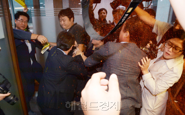 18일오전 국회 의원회관에서 정부와 새누리당의 쌀 관세화 당정협의에 농민단체 관계자들이 회의장에  구호를 외치며 난입  계란과 고춧가루를 뿌리면서 곧바로 중단됐다.이날 당정에는 당정에는 새누리당 김무성 대표와 이인제 최고위원 등 여당 농해수위 소속 위원들이 참석했고 정부 측에서는 농림부 이동필 장관과 실무진 등 10여 명이 참석했다.<br />이길동기자.gdlee@heraldcorp.com
18일오전 국회 의원회관에서 정부와 새누리당의 쌀 관세화 당정협의에 농민단체 관계자들이 회의장에  구호를 외치며 난입  계란과 고춧가루를 뿌리면서 곧바로 중단됐다.이날 당정에는 당정에는 새누리당 김무성 대표와 이인제 최고위원 등 여당 농해수위 소속 위원들이 참석했고 정부 측에서는 농림부 이동필 장관과 실무진 등 10여 명이 참석했다.
이길동기자.gdlee@heraldcorp.com
