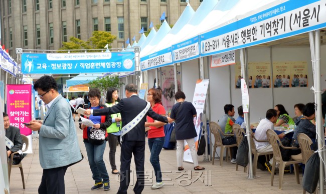 18일 서울 시청광장에서 열린 2014베이비부머 일자리 플러스 엑스포에서 시민들이 상담을 하고 있다.<br />김명섭 기자 msiron@heraldcorp.com
18일 서울 시청광장에서 열린 2014베이비부머 일자리 플러스 엑스포에서 시민들이 상담을 하고 있다.
김명섭 기자 msiron@heraldcorp.com
18일 서울 시청광장에서 열린 2014베이비부머 일자리 플러스 엑스포에서 시민들이 상담을 하고 있다.
김명섭 기자 msiron@heraldcorp.com