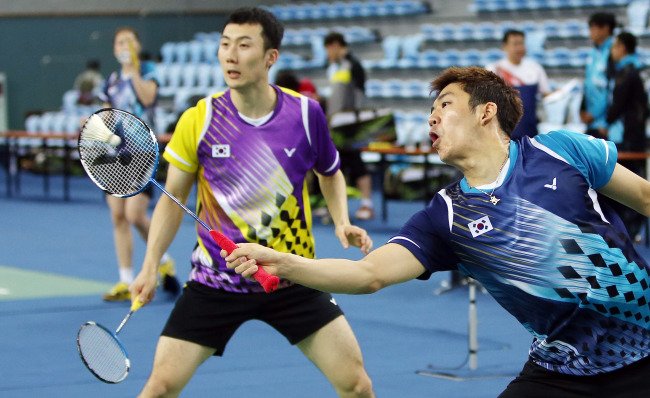Korean badminton duo Yoo Yeon-seong (left) and Lee Yong-dae   Yonhap