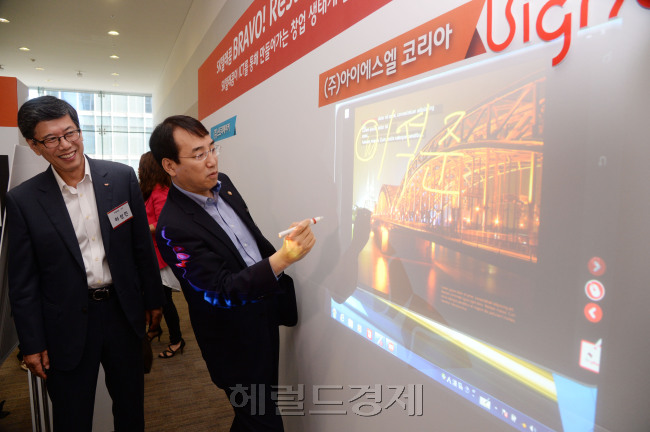 19일 오전 서울 종로구 T타워에서 열린 SK텔레콤의‘브라보 리스타트’(BRAVO! Restart) 발표회에 <br />이석준 미래창조과학부 1차관(오른쪽)이 (주)아이엘스엘 코리아의 빅보드에 사인을 하고 있다. 브라보 리스타트는 SK텔레콤이 청·장년층의 정보통신기술(ICT) 기반 벤처창업을 <br />지원하는 프로그램으로 우수 아이디어로 선정된 팀에 대해 초기 창업지원금 2000만원과 함께 멘토링, 창업입주 공간, 시제품 제작 등의 기회를 준다. 박현구 기자phko@heraldcorp.com 2014.09.18
19일 오전 서울 종로구 T타워에서 열린 SK텔레콤의‘브라보 리스타트’(BRAVO! Restart) 발표회에
이석준 미래창조과학부 1차관(오른쪽)이 (주)아이엘스엘 코리아의 빅보드에 사인을 하고 있다. 브라보 리스타트는 SK텔레콤이 청·장년층의 정보통신기술(ICT) 기반 벤처창업을
지원하는 프로그램으로 우수 아이디어로 선정된 팀에 대해 초기 창업지원금 2000만원과 함께 멘토링, 창업입주 공간, 시제품 제작 등의 기회를 준다. 박현구 기자phko@heraldcorp.com 2014.09.18
19일 오전 서울 종로구 T타워에서 열린 SK텔레콤의‘브라보 리스타트’(BRAVO! Restart) 발표회에서 하성민(왼쪽) SKT 사장이 지켜보는 가운데 이석준 미래창조과학부 1차관이 (주)아이엘스엘 코리아의 빅보드에 사인을 하고 있다.  박현구 기자/phko@heraldcorp.com