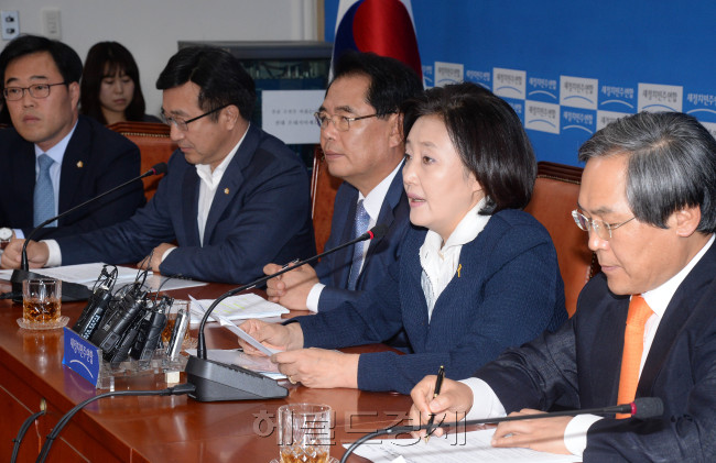 박영선 새정치민주연합 원내대표가 18일 오전 국회에서 열린 기자간담회에서 모두발언을 하고 있다.이길동기자.gdlee@heraldcorp.com
박영선 새정치민주연합 원내대표가 18일 오전 국회에서 열린 기자간담회에서 모두발언을 하고 있다.이길동기자.gdlee@heraldcorp.com