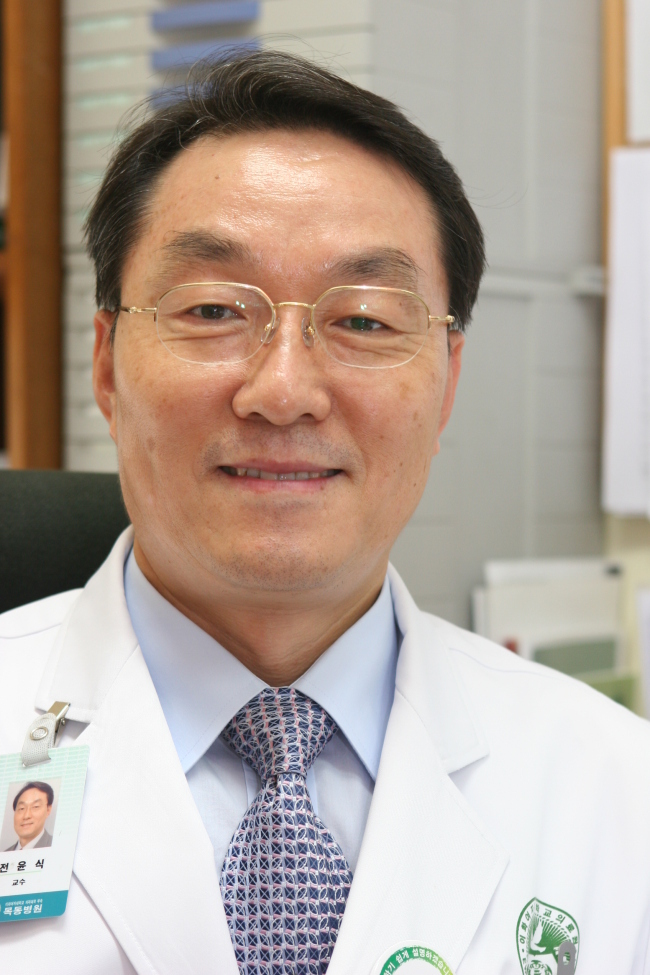 Dentist and professor Jeon Yoon-sik at Ewha Womans University Mokdong Hospital.   Ewha Womans University Mokdong Hospital