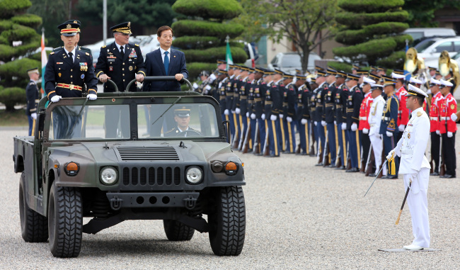 Defense Minister Han Min-koo and U.S. Forces Korea Commander Curtis Scaparrotti inspect the honor guard at a welcoming ceremony for Han at U.S. Army Garrison Yongsan in Seoul on Thursday.   Yonhap