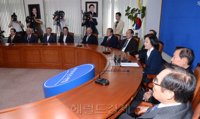 박영선 새정치민주연합 원내대표가 18일 오후 국회 당대표회의실에서 열린 비상대책위원장 추천단 회의에 참석해 모두발언을 하고 있다.이길동기자.gdlee@heraldcorp.com
박영선 새정치민주연합 원내대표가 18일 오후 국회 당대표회의실에서 열린 비상대책위원장 추천단 회의에 참석해 모두발언을 하고 있다.이길동기자.gdlee@heraldcorp.com