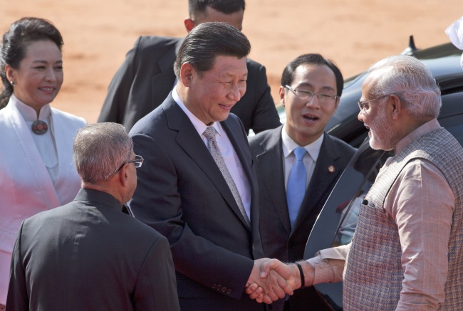 Indian Prime Minister Narendra Modi (right) shakes hands with visiting Chinese President Xi Jinping in New Delhi, India, Thursday.   AP-Yonhap
