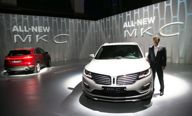 Ford Korea head Jung Jae-hee poses with the All-New Lincoln MKC.    Ford Korea