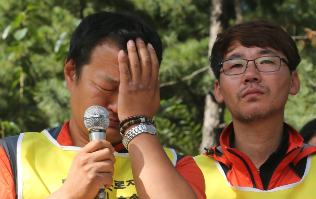 Hyundai Motor’s nonregular workers cry in front of the Seoul Central District Court after the verdict on their job status came out Thursday.   Yonhap