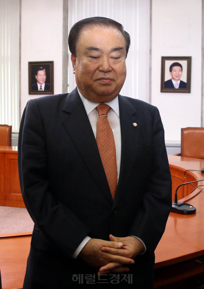 문희상 새정치민주연합 의원이 18일 오후 국회   당대표회의실에서 열린 비상대책위원장 추천단회의에서 비상대책위원장으로 추대된후 입장 표명을 하며 잠시 상념에 잠겨 있다.이길동기자.gdlee@heraldcorp.com
문희상 새정치민주연합 의원이 18일 오후 국회   당대표회의실에서 열린 비상대책위원장 추천단회의에서 비상대책위원장으로 추대된후 입장 표명을 하며 잠시 상념에 잠겨 있다.이길동기자.gdlee@heraldcorp.com
문희상 새정치민주연합 의원이 18일 오후 국회   당대표회의실에서 열린 비상대책위원장 추천단회의에서 비상대책위원장으로 추대된후 입장 표명을 하며 잠시 상념에 잠겨 있다.이길동기자.gdlee@heraldcorp.com