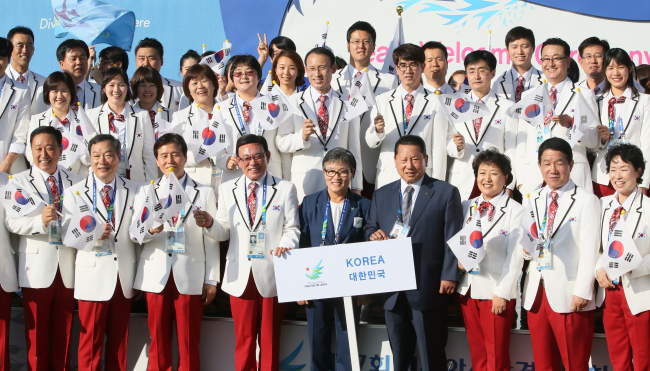 VIBRANT ENTRY: On the eve of the opening of the Asian Games on home soil, the South Korean delegation officially checked in at the athletes’ village on Thursday. Around 50 South Korean officials took part in the welcoming ceremony for the 17th Incheon Asian Games set to kick off on Friday for a 16-day run.   Yonhap