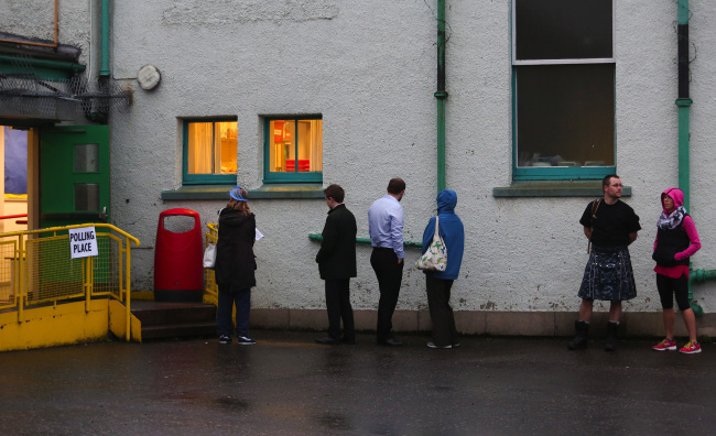 Voters queue to enter a polling station before casting their Scottish independence referendum votes in Edinburgh, U.K., on Thursday