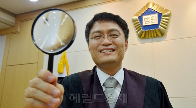 창원지법 오용규 판사<br />김명섭 기자 msiron@heraldcorp.com
창원지법 오용규 판사
김명섭 기자 msiron@heraldcorp.com