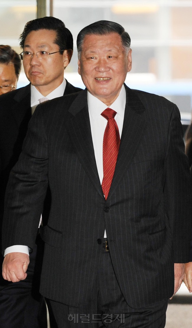 정몽구 현대·기아자동차그룹 회장이 1일 오전, 현대건설 인수 후 처음으로 계동 사옥으로 출근하고 있다.<br />김명섭 기자 msiron@
정몽구 현대·기아자동차그룹 회장이 1일 오전, 현대건설 인수 후 처음으로 계동 사옥으로 출근하고 있다.
김명섭 기자 msiron@
정몽구 현대·기아자동차그룹 회장이 1일 오전, 현대건설 인수 후 처음으로 계동 사옥으로 출근하고 있다.
김명섭 기자 msiron@