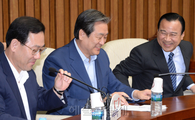 김무성 새누리당대표(가운데)가 19일 오전 국회에서 열린 주요당직자회의에 참석해 이완구원내대표(오른쪽),주호영정책위의장과 이야기를 나누며 환하게 웃고  있다.이길동기자.gdlee@heraldcorp.com
김무성 새누리당대표(가운데)가 19일 오전 국회에서 열린 주요당직자회의에 참석해 이완구원내대표(오른쪽),주호영정책위의장과 이야기를 나누며 환하게 웃고  있다.이길동기자.gdlee@heraldcorp.com