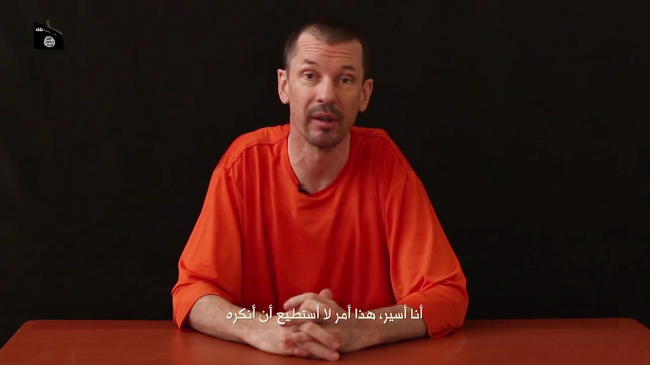 In this still image taken from an undated video published on the Internet by Al-Furqan, the media arm of the Islamic State group militants, captive British journalist John Cantlie speaks into the camera.   AP-Yonhap