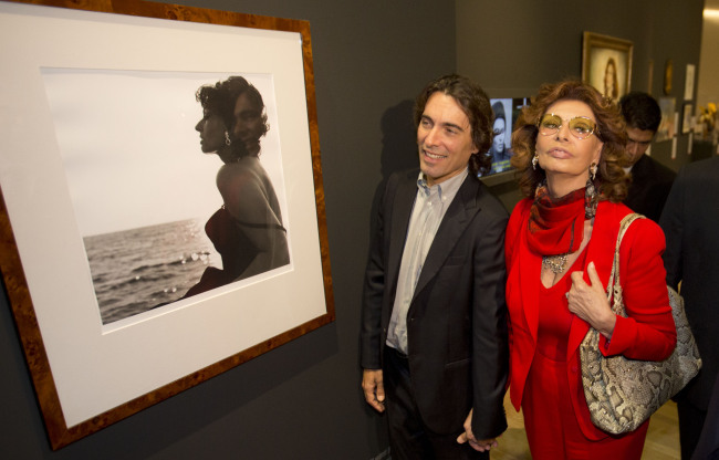Italy’s actress Sophia Loren and her son Carlo Ponti walk through an exhibit about Loren’s life and work at the Soumaya art museum in Mexico City on Thursday.   AP-Yonhap