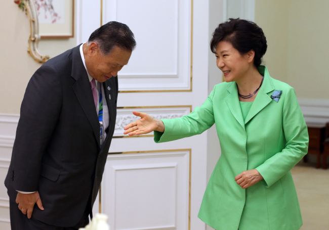 President Park Geun-hye greets former Japanese Prime Minister Yoshiro Mori at Cheong Wa Dae on Friday. Mori, who was invited to the opening ceremony of the 2014 Asian Games in Incheon, delivered a message from Japanese leader Shinzo Abe to Park.   Yonhap