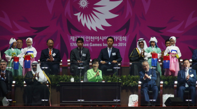 President Park Geun-hye and other VIPs applaud during the opening ceremony of the Incheon Asian Games on Friday. From left: Thomas Bach, president of the International Olympic Committee; Sheikh Ahmad Al Fahad Al Sabah, president of the Olympic Council of Asia; Park; Kim Young-soo, president of the Asian Games Organizing Committee; and Incheon Mayor Yoo Jeong-bok.   Yonhap