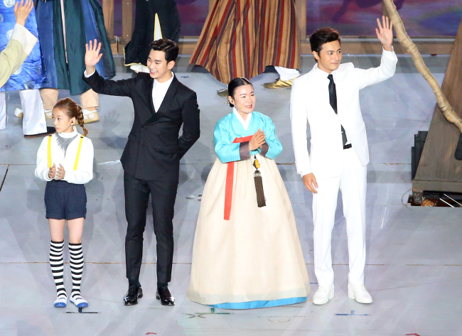 South Korean celebs, including actor Kim Soo-hyun (second from left) and actor Jang Dong-gun (right), join the opening ceremony of the 2014 Asian Games in Incheon on Friday. (Yonhap)