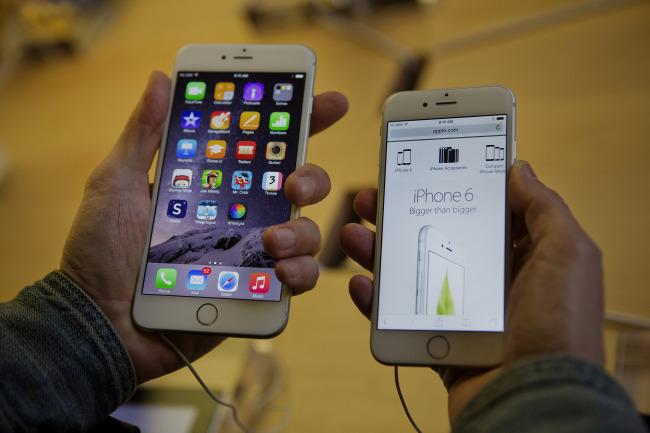 Apple’s  iPhone 6 Plus (left) and iPhone 6.    Bloomberg
