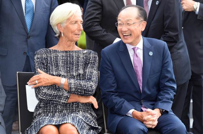 Head of the IMF Christine Legarde (left) chats with World Bank President Jim Yong Kim before posing for a group photograph at the G20 Finance Ministers and Central Bank Governors Meeting in Cairns, Australia, Saturday.     AFP-Yonhap