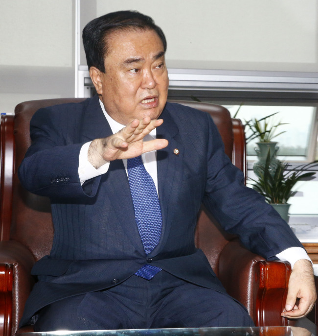 Rep. Moon Hee-sang, the new interim chief of the main opposition New Politics Alliance for Democracy, speaks at a meeting with party officials at the National Assembly on Sunday.   Yonhap
