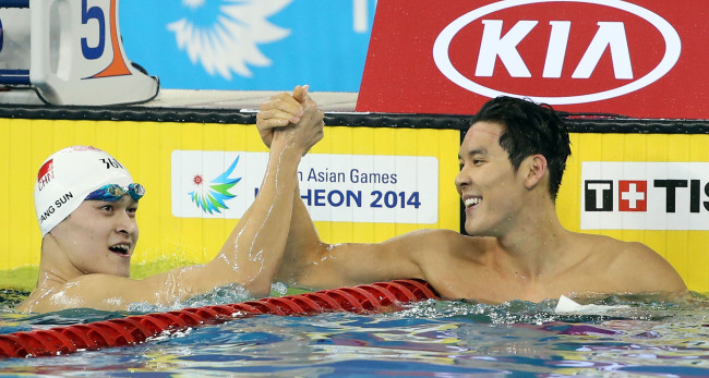 Korea’s Park Tae-hwan (right) congratulates China’s Sun Yang after the 200-meter freestyle race on Sunday.   Yonhap