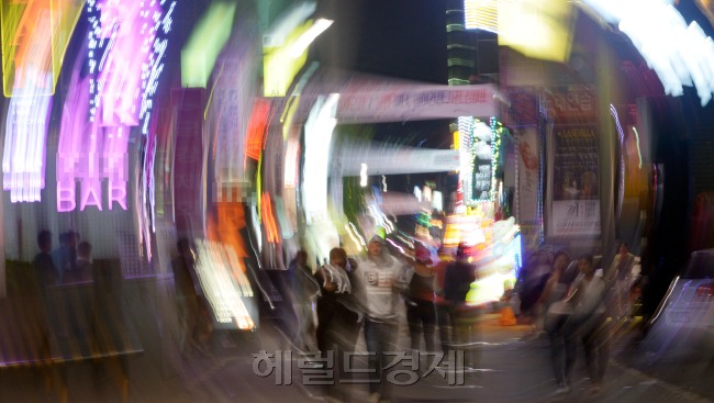 강남역 유흥가<br />김명섭 기자 msiron@heraldcorp.com
강남역 유흥가
김명섭 기자 msiron@heraldcorp.com
강남역 유흥가
김명섭 기자 msiron@heraldcorp.com