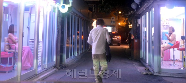 성매매특별법 시행 10주년이 된 가운데 서울 청량리 집창촌에서 한 남성이 성매매 업소에서 나오고 있다.<br />김명섭 기자 msiron@heraldcorp.com
성매매특별법 시행 10주년이 된 가운데 서울 청량리 집창촌에서 한 남성이 성매매 업소에서 나오고 있다.
김명섭 기자 msiron@heraldcorp.com
성매매특별법 시행 10주년이 된 가운데 서울 청량리 집창촌에서 한 남성이 성매매 업소에서 나오고 있다.
김명섭 기자 msiron@heraldcorp.com