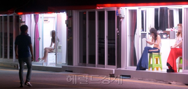 성매매특별법 시행 10주년이 된 가운데 서울 영등포 집창촌에서 한 남성이 성매매 여성들과 얘기를 나누고 있다.<br />김명섭 기자 msiron@heraldcorp.com
성매매특별법 시행 10주년이 된 가운데 서울 영등포 집창촌에서 한 남성이 성매매 여성들과 얘기를 나누고 있다.
김명섭 기자 msiron@heraldcorp.com
성매매특별법 시행 10주년이 된 가운데 서울 영등포 집창촌에서 한 남성이 성매매 여성들과 얘기를 나누고 있다.
김명섭 기자 msiron@heraldcorp.com