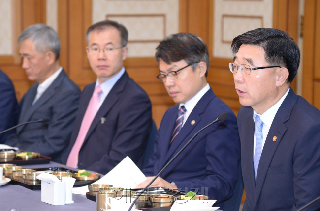 이기권고용노동부장관이 22일 오전 국회에서 열린 새누리당 환경노동위원회 소속의원들과의 당정협의에 참석해 고용노동부 내년도 예산및 주요현안논의에 앞서 모두발언을 하고 있다.이길동기자.gdlee@heraldcorp.com
이기권고용노동부장관이 22일 오전 국회에서 열린 새누리당 환경노동위원회 소속의원들과의 당정협의에 참석해 고용노동부 내년도 예산및 주요현안논의에 앞서 모두발언을 하고 있다.이길동기자.gdlee@heraldcorp.com