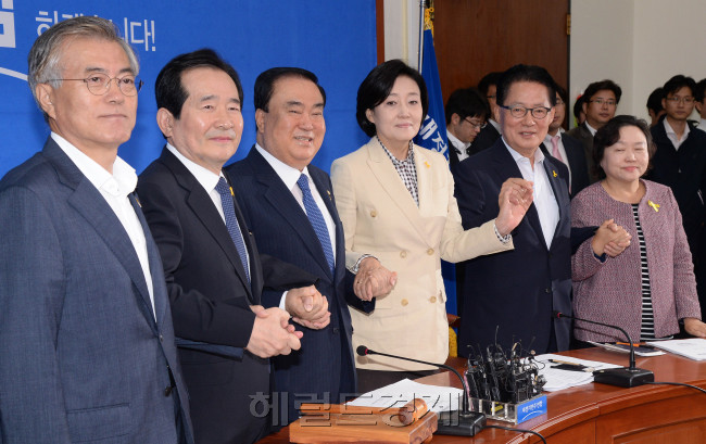 문희상 새정치민주연합 비상대책위원장을 비롯한 비상대책위원들이 22일 오전 국회에서 열린 제1차 비상대책위원회에 참석 회의에 앞서 기념촬영을 하고 있다.(왼쪽부터 문재인,정세균,문희상,박영선,박지원,인재근).이길동기자.gdlee@heraldcorp.com
문희상 새정치민주연합 비상대책위원장을 비롯한 비상대책위원들이 22일 오전 국회에서 열린 제1차 비상대책위원회에 참석 회의에 앞서 기념촬영을 하고 있다.(왼쪽부터 문재인,정세균,문희상,박영선,박지원,인재근).이길동기자.gdlee@heraldcorp.com
문희상 새정치민주연합 비상대책위원장을 비롯한 당내 계파 대표들로 구성된 비상대책위원들이 22일 오전 국회에서 열린 첫 비상대책위원회에 참석해 회의에 앞서 기념촬영을 하고 있다. 왼쪽부터 문재인ㆍ정세균ㆍ문희상ㆍ박영선ㆍ박지원ㆍ인재근 의원. 		 이길동 기자/gdlee@heraldcorp.com
문희상 새정치민주연합 비상대책위원장을 비롯한 비상대책위원들이 22일 오전 국회에서 열린 제1차 비상대책위원회에 참석 회의에 앞서 기념촬영을 하고 있다.(왼쪽부터 문재인,정세균,문희상,박영선,박지원,인재근).이길동기자.gdlee@heraldcorp.com