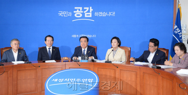 문희상 새정치민주연합 비상대책위원장이 22일 오전 국회에서 열린 제1차 비상대책위원회에서 모두발언을 하고 있다.이길동기자.gdlee@heraldcorp.com
문희상 새정치민주연합 비상대책위원장이 22일 오전 국회에서 열린 제1차 비상대책위원회에서 모두발언을 하고 있다.이길동기자.gdlee@heraldcorp.com