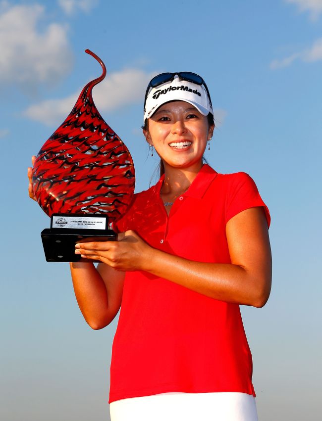 Korea’s Hur Mi-jung poses with the winner’s trophy on Sunday.   AFP-Yonhap