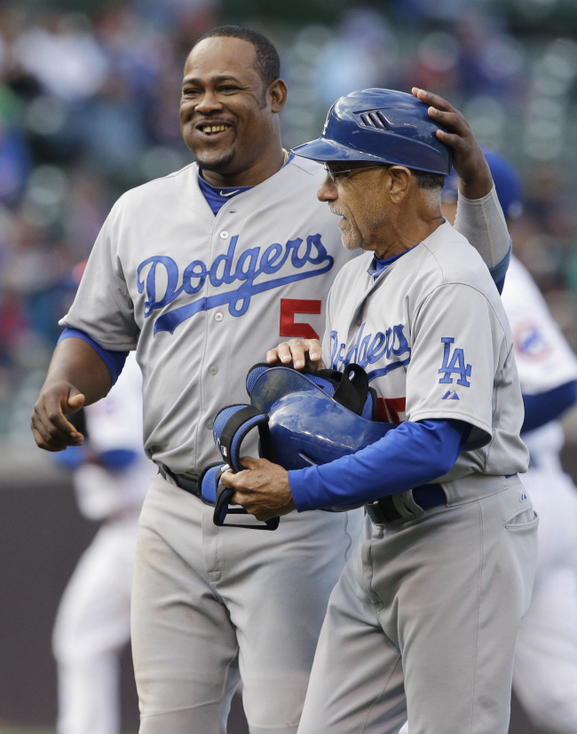 Los Angeles Dodgers third baseman Juan Uribe (left) and first base coach Davey Lopes celebrate in the ninth inning on Sunday.   AP-Yonhap
