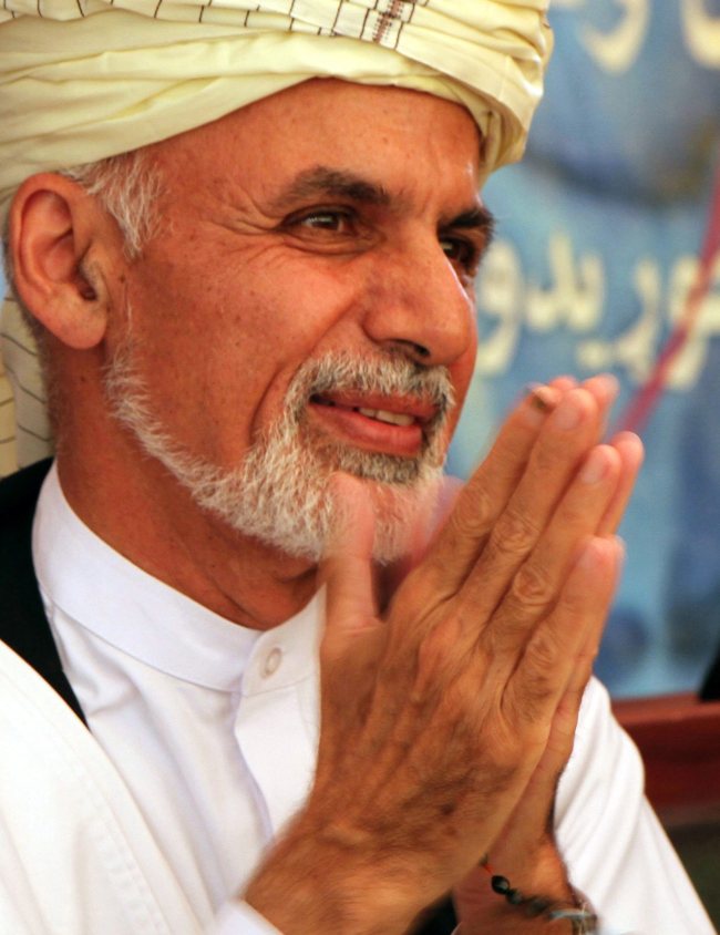 <YONHAP PHOTO-0198> epa04411319 (FILE) A file picture dated 01 June 2014 shows Afghan presidential candidate Ashraf Ghani (C) attending an election campaign in Kabul, Afghanistan. Ghani has been declared the next President of Afghanistan by Independent Election Commission on 21 September 2014. EPA/HEDAYATULLAH AMID/2014-09-22 07:12:50/ <저작권자 ⓒ 1980-2014 ㈜연합뉴스. 무단 전재 재배포 금지.>